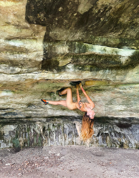 zoebytheriverfree ヌードモデル 写真