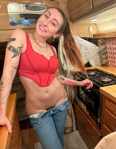 zoebytheriverfree 裸のポルノスター 写真