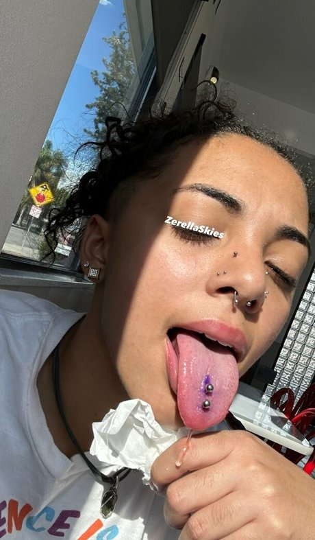 Zerella Skies かわいいポルノスター 写真