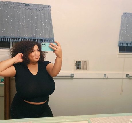 ブルネットのPOV OnlyFans 無料裸 画像