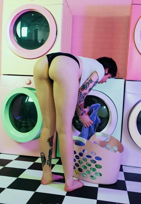 Anisa Jomha アートモデル 写真