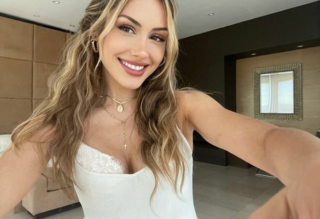 Angela Halili HDスター 写真