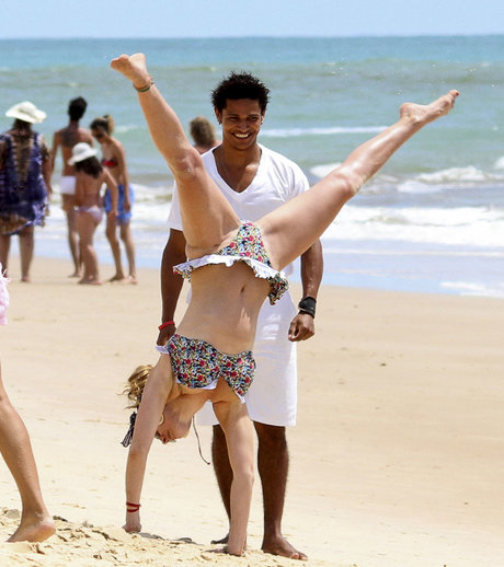 Kelly Brook HD女優 アーカイブ