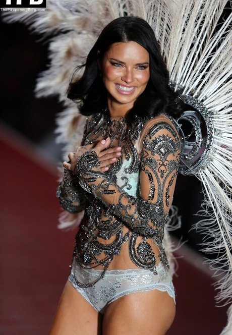 Adriana Lima アートスター アーカイブ