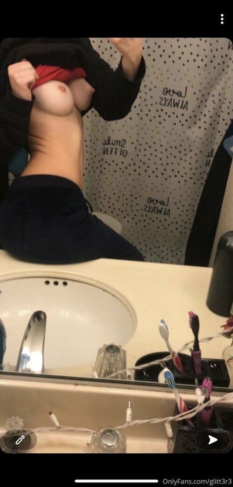 Glitt3r3 アダルトモデル 写真