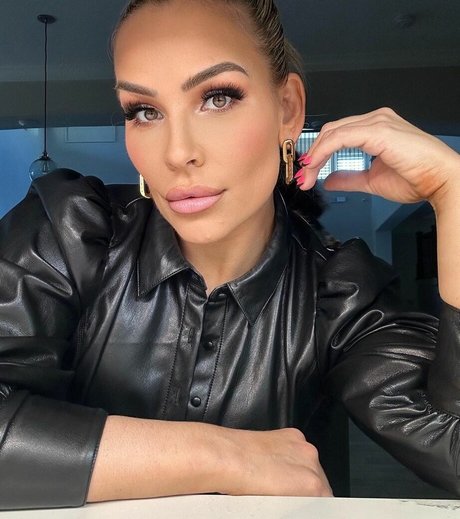 スリムな熟女OnlyFans セクシー裸 写真