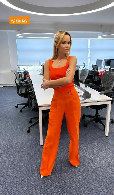 公共の場での猫のOnlyFans アート裸 アーカイブ