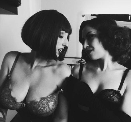 バイセクシャルカップルのOnlyFans セクシー 写真