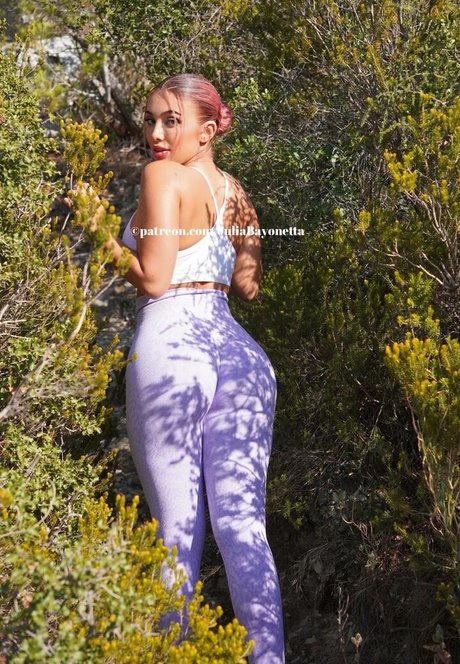 ニューハーフ 熟女 OnlyFans セクシー 写真