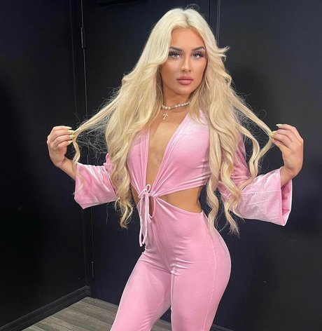 Tiffany Stratton xxxモデル 写真