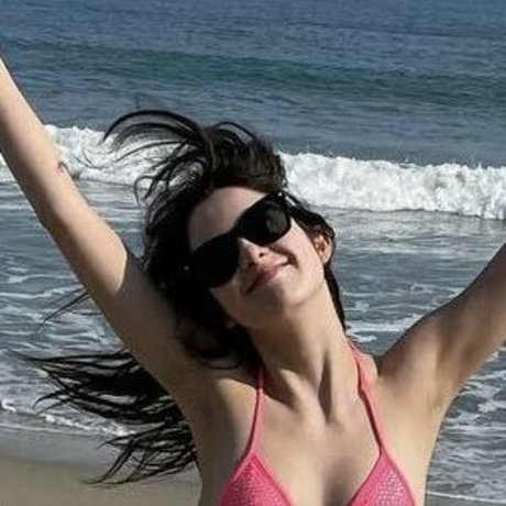 Laura Marano エロティック女優 写真