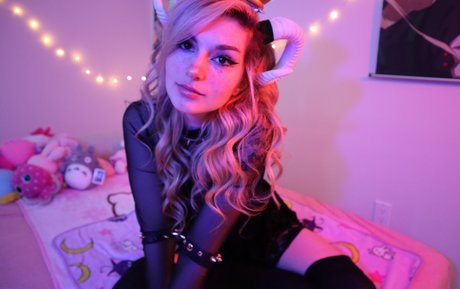 ニューハーフ 熟女 OnlyFans アート裸 写真