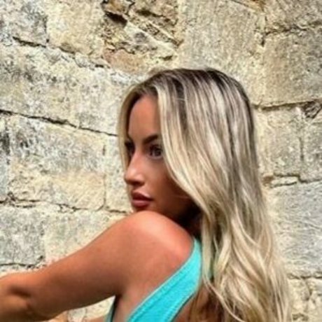 曲線美の赤毛OnlyFans 美しいポルノ 画像