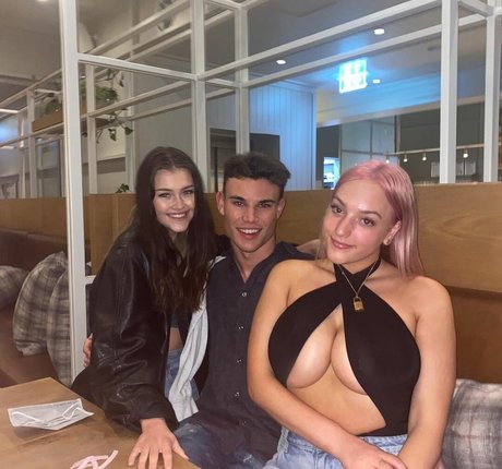 Alanna Pow トップスター 写真