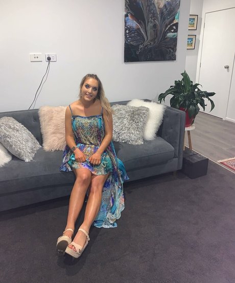 Alanna Pow ポルノスター 素敵 写真