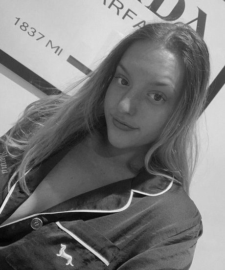 Alanna Pow 高品質のスター ギャラリー