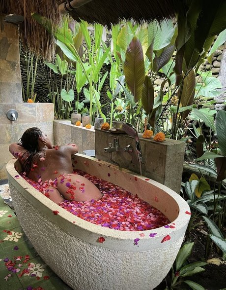 Alanna Pow ヌードモデル 画像