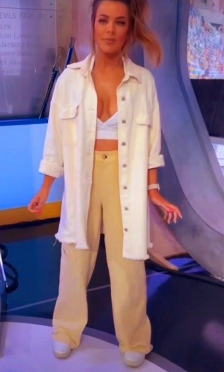 スターティーンオンリーファンズ ポルノ 写真