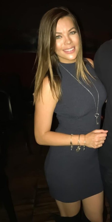 ブルネットの看護師OnlyFans ホットポルノ 画像