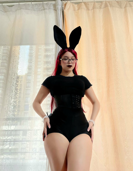 ブルネットの教師OnlyFans 美しいヌード 写真