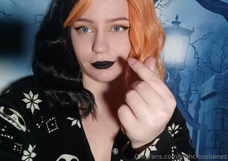 小柄なブロンドの熟女OnlyFans ポルノ 画像