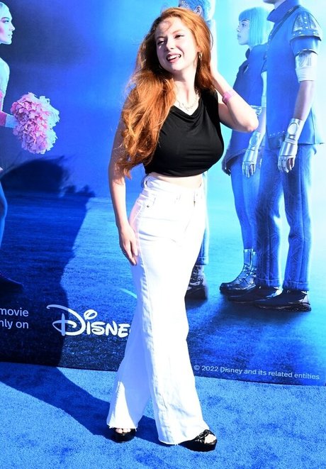 Francesca Capaldi ホットなモデル 写真