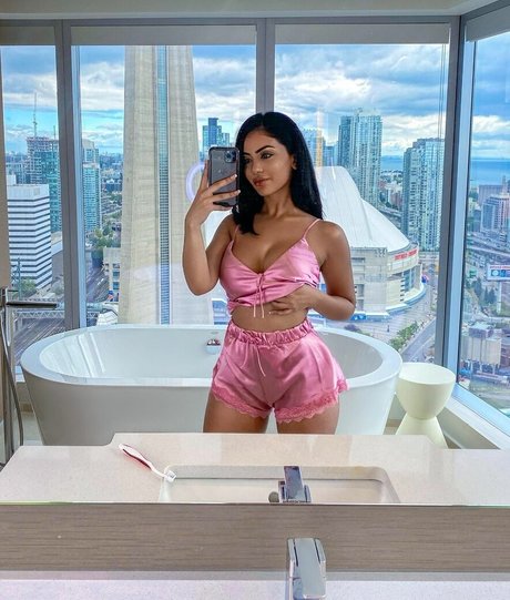 Aneeqa Farid ヌードのポルノスター 写真