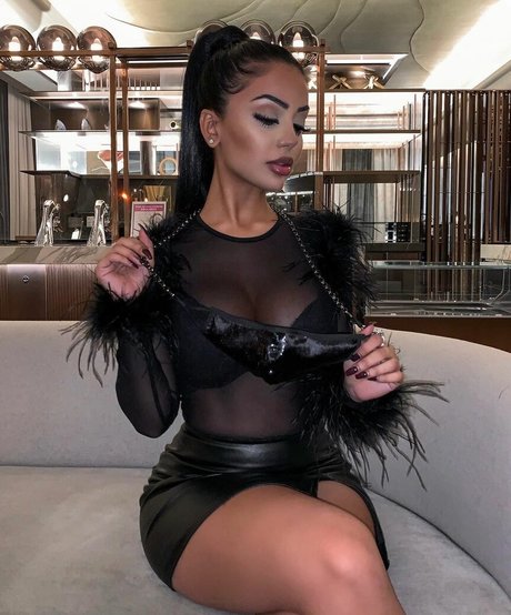 Aneeqa Farid アート女優 写真