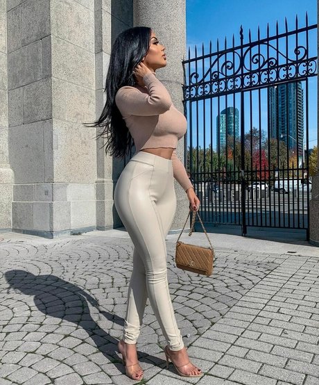 Aneeqa Farid 美しい女優 写真