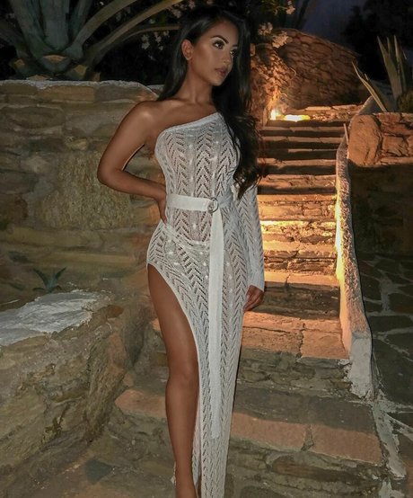 Aneeqa Farid ヌードモデル 写真