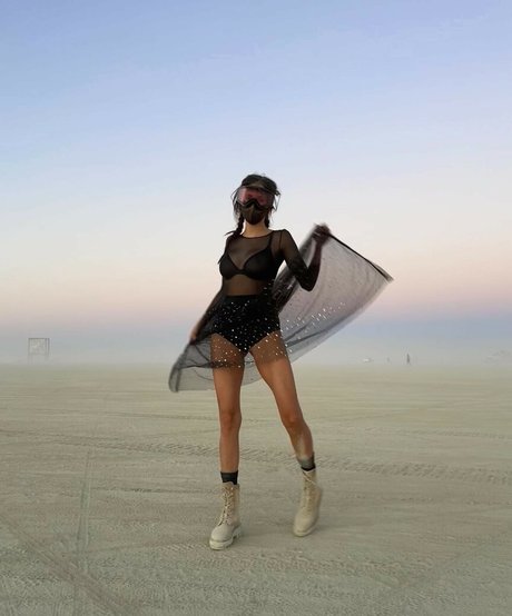 Nina Dobrev エロティックモデル ギャラリー