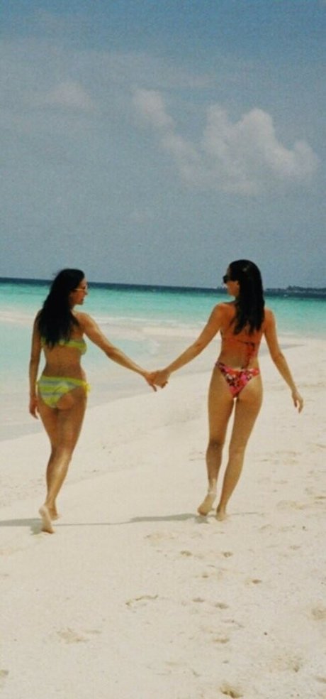 Nina Dobrev エロティック女優 写真