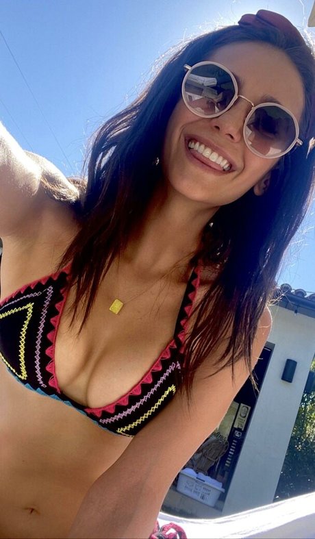 Nina Dobrev ポルノスター 裸 写真