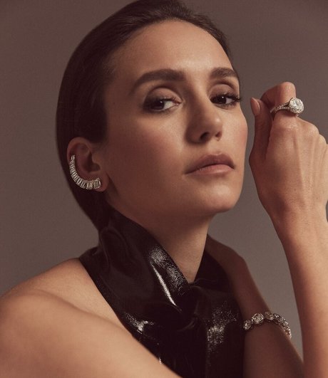 Nina Dobrev ポルノモデル 画像