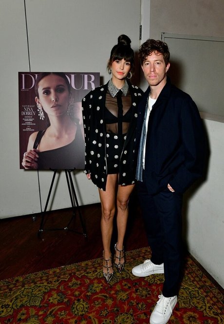 Nina Dobrev アダルト女優 画像