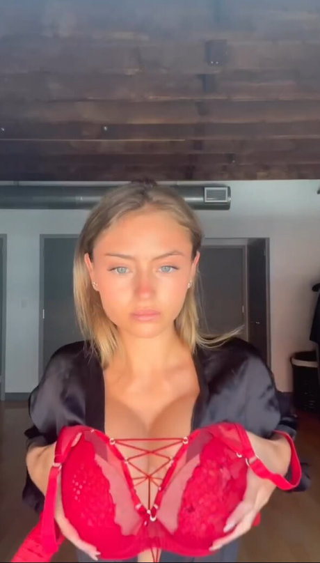 おばあちゃんの巨乳OnlyFans アートヌード 画像