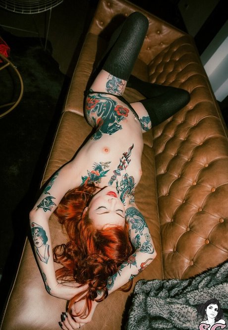 金髪の小柄なOnlyFans ホット裸 画像