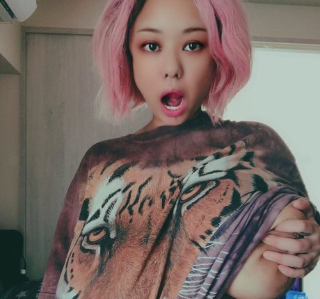 小柄なBBC OnlyFans 美しい裸 写真