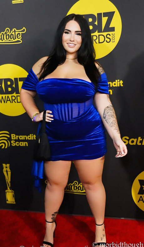 ルビーオンリーファン セクシー裸 画像