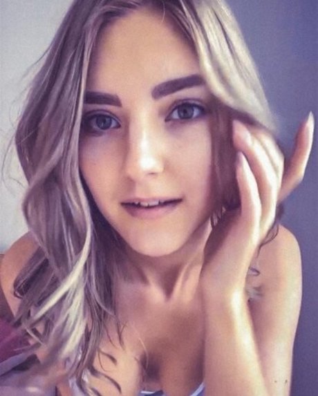 Eva Elfie ヌードモデル 写真