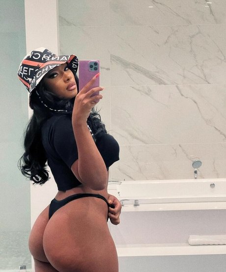 金髪ストリップOnlyFans ホットポルノ 画像