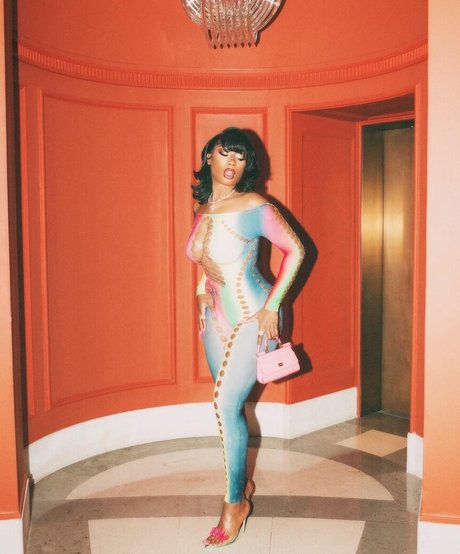 曲線美の熟女OnlyFans ホット裸 写真