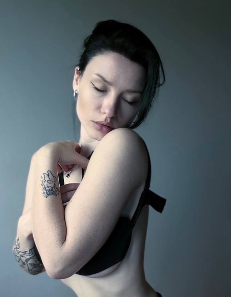 大きな乳首OnlyFans 無料裸 画像