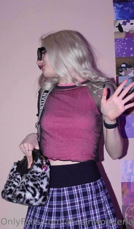 aliceinwonderland xo ヌードのポルノスター 写真