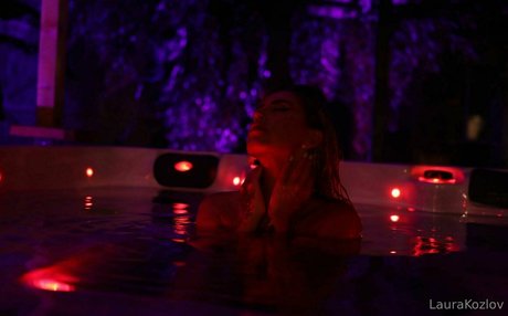 laurakozlovvfree アダルトスター 写真