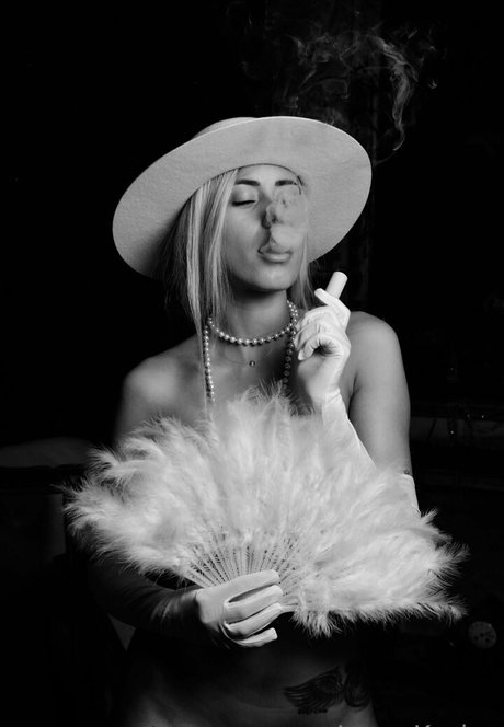 バイセクシャルカップルのOnlyFans 可愛い 写真