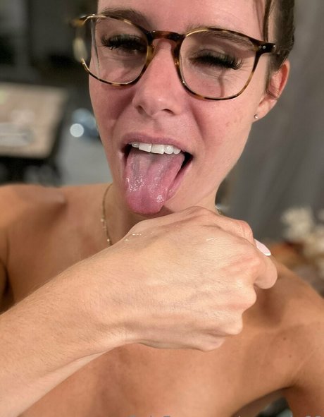 ブルネットの看護師OnlyFans 美しい裸 画像