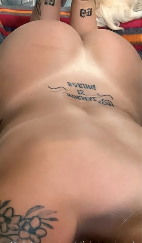 細身の巨乳OnlyFans エロチック 画像