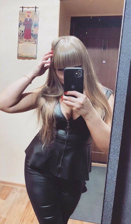 曲線美の赤毛OnlyFans セクシーヌード 画像