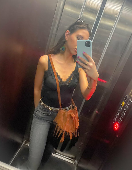 黒髪の熟女OnlyFans 美しいポルノ 写真